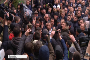 "Поцілили в око яйцем та бризнули газом": у Тернополі сталися сутички під міськрадою