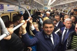 "Кому хочете вдягати рожеві окуляри" – Гройсман розповів як їздив у харківському метро
