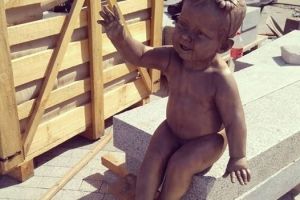 Малюки, які пускають кораблики та мильні бульбашки: на Поштовій площі установлять нові скульптури