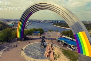Неповна веселка: Роботи з фарбування Арки дружби народів призупинили