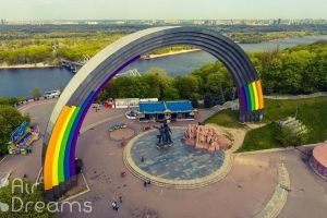 У Києві знімуть "веселку" з Арки дружби народів