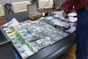 Купа готівки, золотий хрест та кілограм злитків: екс-високопосадовець збагатився на торгівлі з терористами – фото
