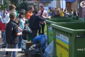 Граблі, віники та рукавички: масове прибирання у столичному Гідропарку