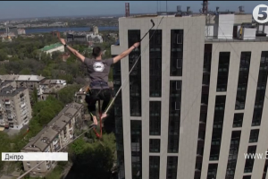 У Дніпрі екстримали встановили новий рекорд з ходіння по канату між багатоповерхівками