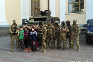 На захисті порядку: Одесити привітно зустрічають у місті співробітників СБУ - фото