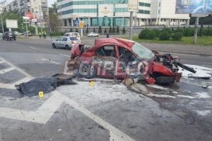 Фоторепортаж моторошного ДТП у Києві: Таксі гальмувало 35 метрів і влетіло у відбійник