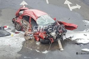 У центрі Києва таксі врізалося у відбійник – водій загинув, пасажиру відірвало руку