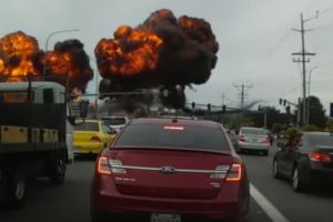 У мережі з'явилося вражаюче відео аварії літака, що впав на пожвавлену автотрасу у штаті Вашингтон