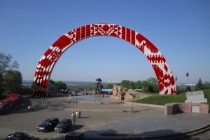 Соцмережі запропонували "свої" варіанти зафарбування скандальної Арки дружби народів