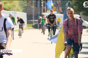 У Запоріжжі велосипедисти влаштували естафету до Дня пам'яті та примирення – фото