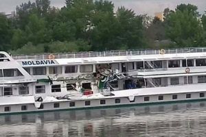 В Угорщині на Дунаї українська баржа протаранила пасажирський теплохід – фото