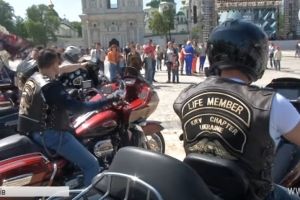 Люди в чорному на залізних конях: байкери влаштували масштабний мотопробіг середмістям Києва