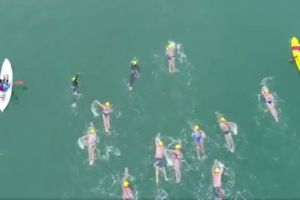 Інтернаціональна команда плавців подолала 10 кілометрів водами Тихого океану на підтримку мігрантів