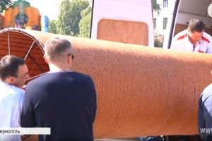 Півкілометра завдовжки і вагою понад 200 кг: У Тернополі виготовили рекордну ковбасу