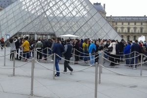 Ограбление Лувра длилось 4 минуты: одну драгоценность уже нашли