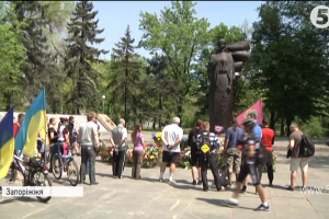 Велопробіг із прапорами та квітами: у Запоріжжі вшанували пам'ять загиблих у Другій світовій війні