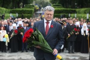 Порошенко: Україна не відзначатиме 9 травня за московським сценарієм