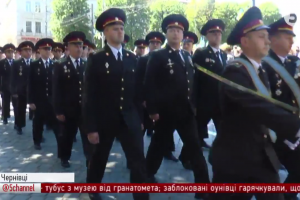 Парад військових та духових оркестрів: у Чернівцях відзначають безвіз