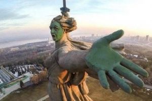У РФ порушили кримінальну справу за колаж із "зеленим" монументом Батьківщини-Мати