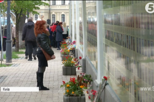 У Києві рідні полеглих бійців прийшли до меморіалу у День матері