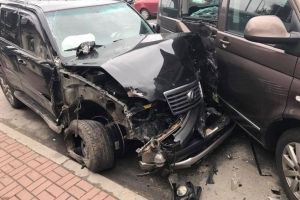 Протаранив пам'ятник та в'їхав у мікроавтобус: у Києві сталася аварія, імовірно, за участі працівника НАБУ