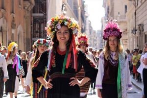 Від Колізею до площі Іспанії: Як українки заквітчали вишиванками вулиці Риму – фото