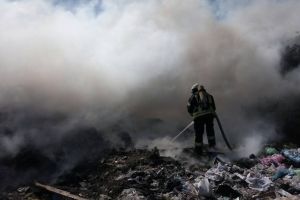 На Київщині зайнялось сміттєзвалище – фоторепортаж