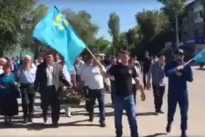 Роковини депортації: В Криму попри заборони окупаційної влади люди вийшли на жалобні заходи