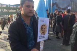 Від малого до великого: На Майдані сотні людей вшанували пам'ять жертв геноциду кримських татар – фото