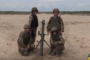 На Житомирщині жінки-офіцери ВДВ спробували себе в ролі командира розрахунку та навідника міномету – відео