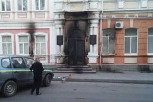Вибиті вікна й понівечені двері: У Мелітополі невідомі намагалися підпалити міськраду – фото