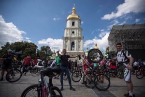 Із дожчем, Кличком та двоколісним парадом: У Києві відзначають всеукраїнський велодень &ndash; фото