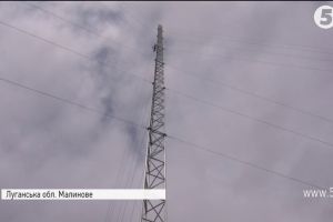 Заради українського інтернету: сім'я з прифронтового Малинового власноруч збудувала 32-м телекомвежу