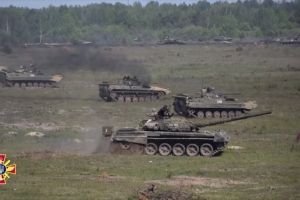 Гарячі будні гірської піхоти ЗСУ: масштабні навчання з бронетехнікою та бойовою стрільбою – фото