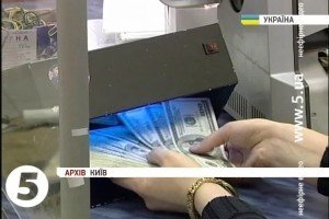 Гривня далі падає - НБУ поки не втручається