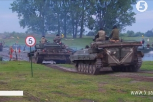 Бій за переправу: резервісти та контрактники пліч-о-пліч тренуються на Рівненському полігоні 