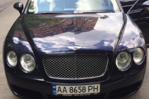 Валюта, Bentley, кілограми золота: що вилучили під час обшуків в екс-податківців