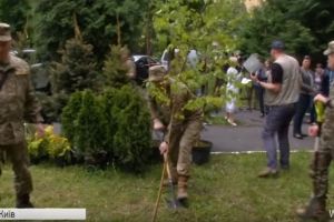Пам'яті побратимів: У Києві бійці АТО висадили майже 200 дерев на Алеї слави військового госпіталю