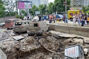 У Києві прорвало трубу: фонтаном води потрощило техніку та пошкодило житло – фото, відео