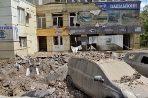 У Києві прорвало трубу: фонтан води сягнув 7-го поверху – фото