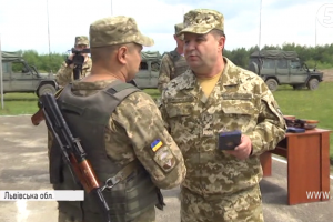 Іменна зброя та годинники: Полторак особисто нагородив бійців, що відзначилися в бою