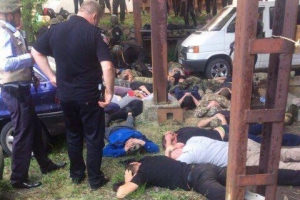 "Людський килим": як поліція понад 40 учасників стрілянини затримала – ФОТО