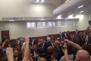Під залом засідань Київради сталася бійка