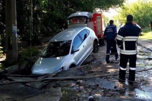 "Небезпечний паркінг": У Києві легковик провалився під асфальт – фото
