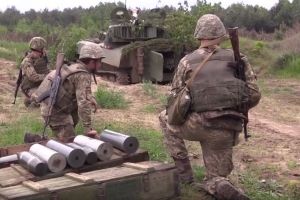 ФОТО: Як курсанти-артилеристи удосконалюють вміння цілити ворога з "Гвоздики"