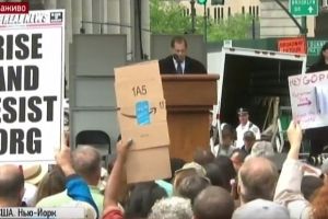 "Марші за правду": Американці вимагають розслідування контактів передвиборчого штабу Трампа з РФ