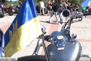 Небезпечні трюки та свист гальм: У Каневі фестиваль "Тарасова Гора" зібрав мотолюбителів із 16 країн світу – відео