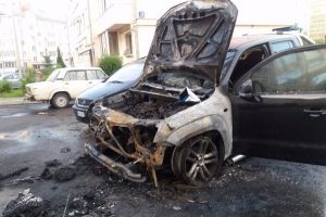 В Луцьку вночі згоріло авто нардепа Ігоря Лапіна – фото та відео