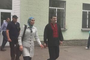 У вишиванці і в гарному настрої: Осмаєва виписали з лікарні 