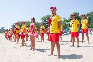 Малібу по-київськи: як виглядає столичний пляжний патруль – фоторепортаж